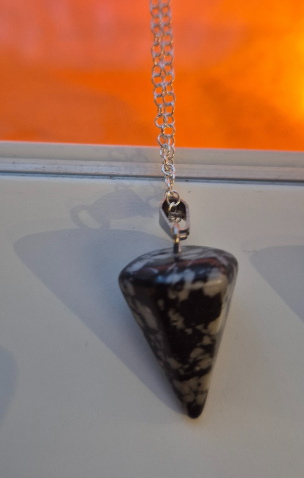STERLING SILVER CHAIN WITH GEMSTONE STYLE PENDANT NECKLACE (BLACK/WHITE)